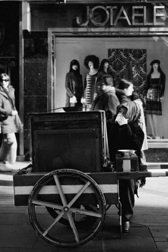«La organillera en el barrio alto», de Virginia Cox