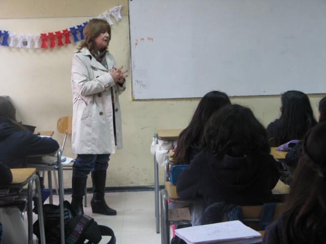 Astrid Fugellie comparte su experiencia de poeta con jóvenes del Carmela Carvajal