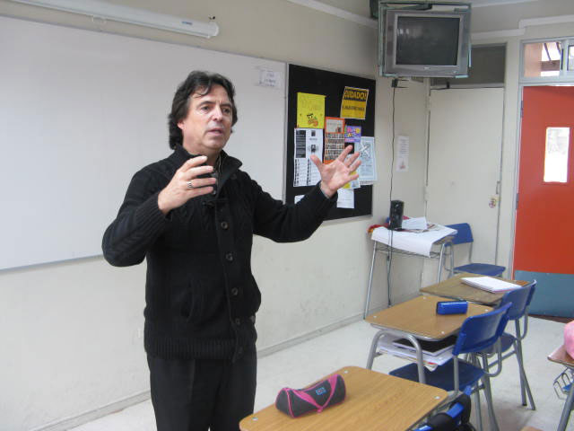 Cristián Montes enseña sobre narrativa contemporánea en Liceo 7